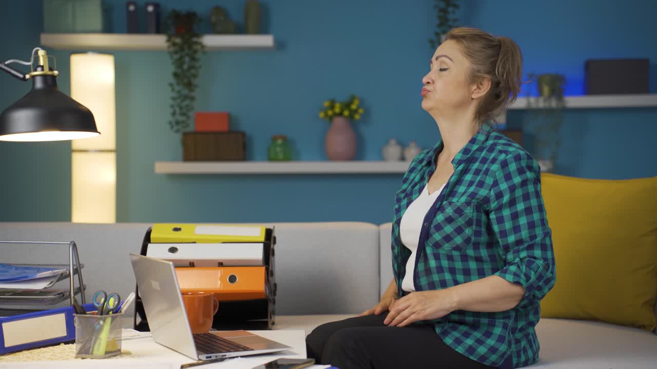 trabajadora de oficina en casa, mujer deprimida e infeliz.