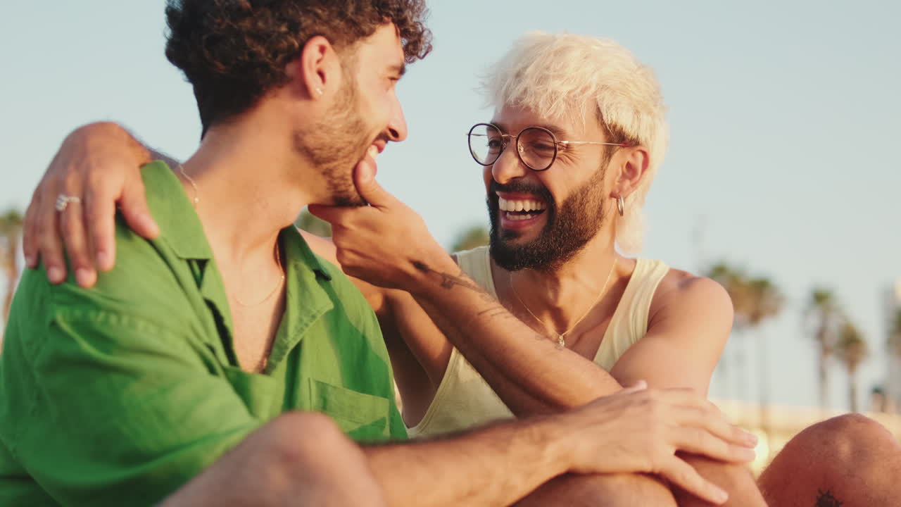Coppia gay felice che si scambia effusioni e parla all'aperto