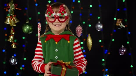 Niña,-Elfo-Navideño,-Ayudante-De-Santa,-Dando,-Presente,-Caja-De-Regalo,-A,-Cámara.-Felices-Vacaciones-De-Año-Nuevo