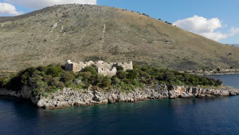 fortaleza medieval de porto romano construida sobre una pequeña isla rocosa en la costa albanesa del mediterráneo