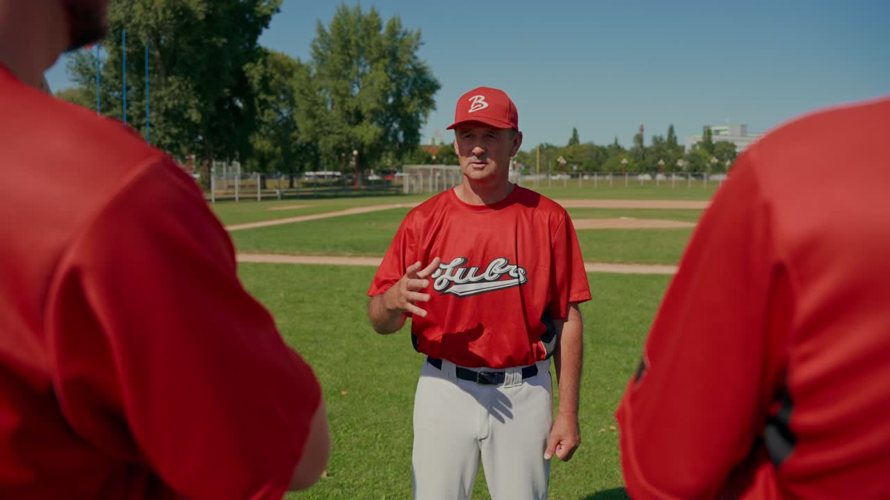 Allenatore di baseball in campo con la sua squadra