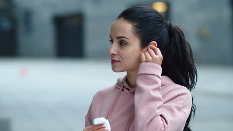 mujer sonriente de primer plano con auriculares inalámbricos