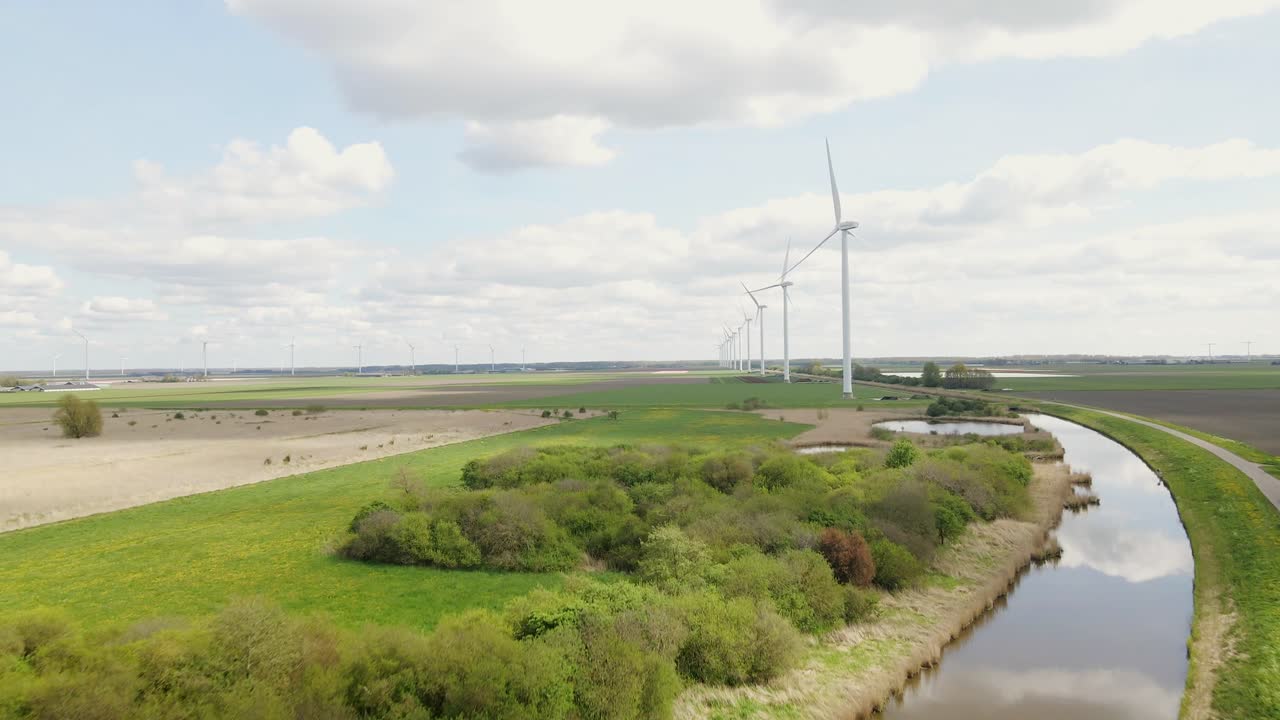 풍력 터빈과 하천 앞으로의 움직임