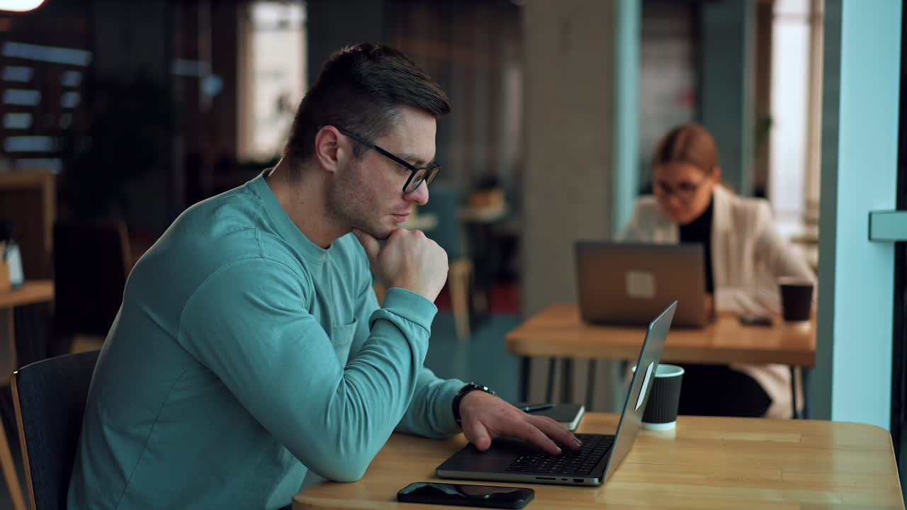 personas de negocios que trabajan en un café