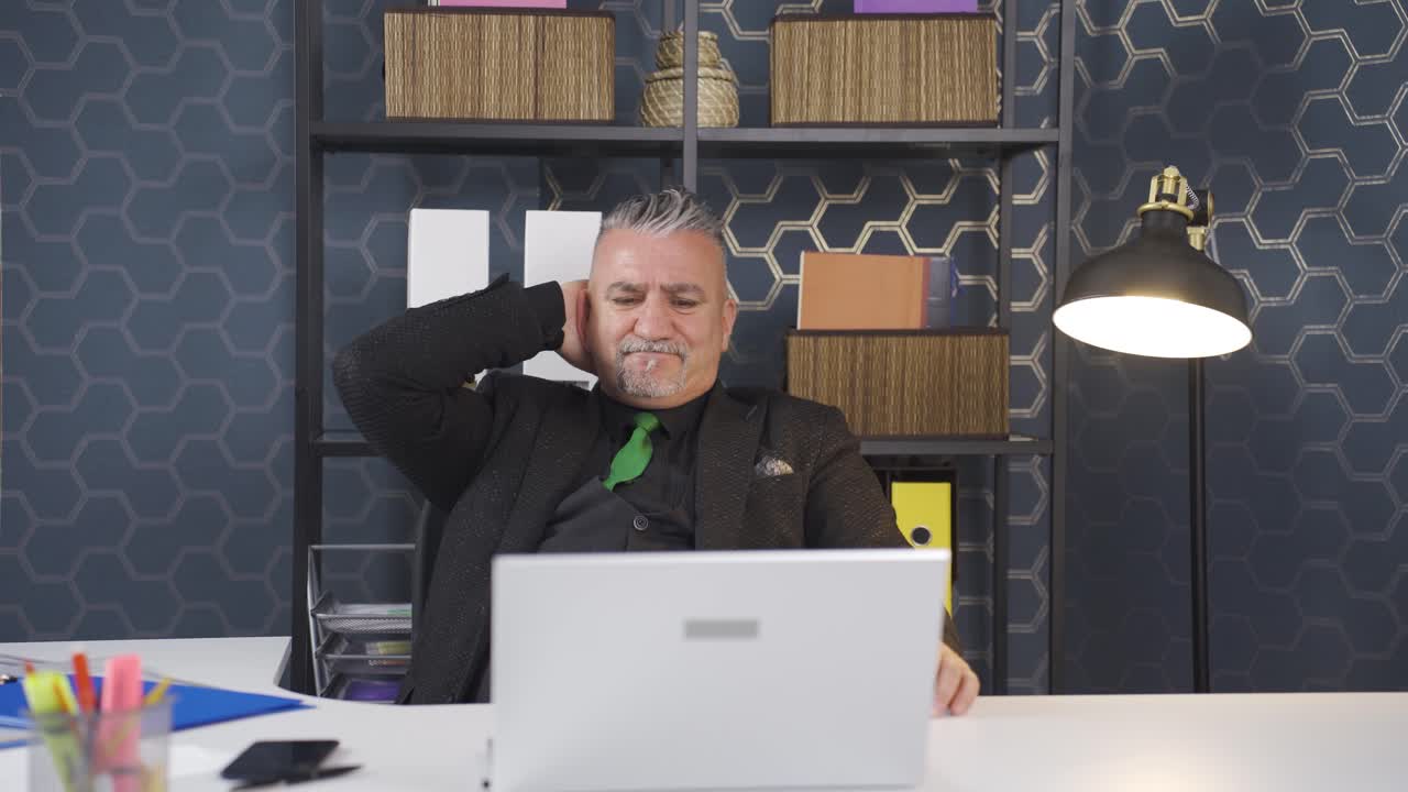 비즈니스맨이 노트북에서 잘못된 작업을 하고 있습니다.