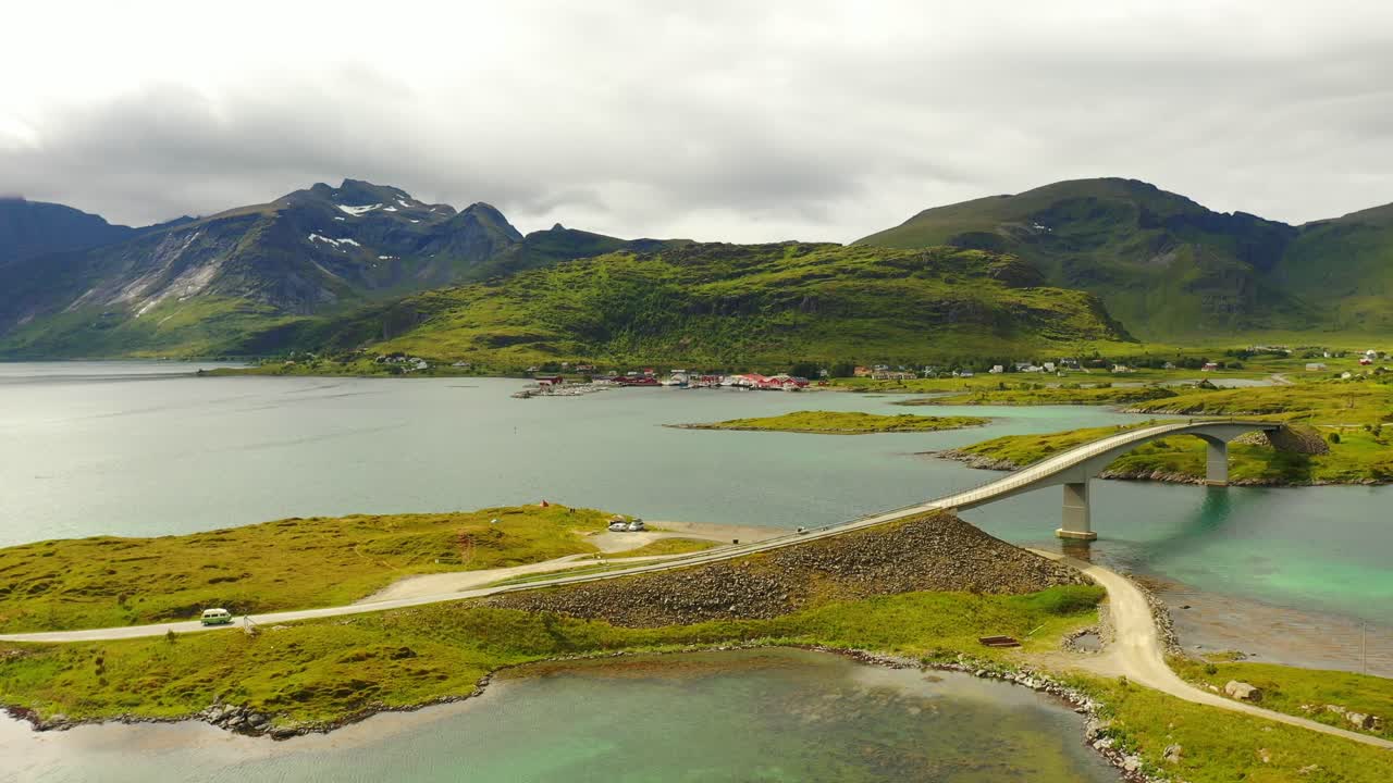 conducción de automóviles sobre el puente en lofoten noruega