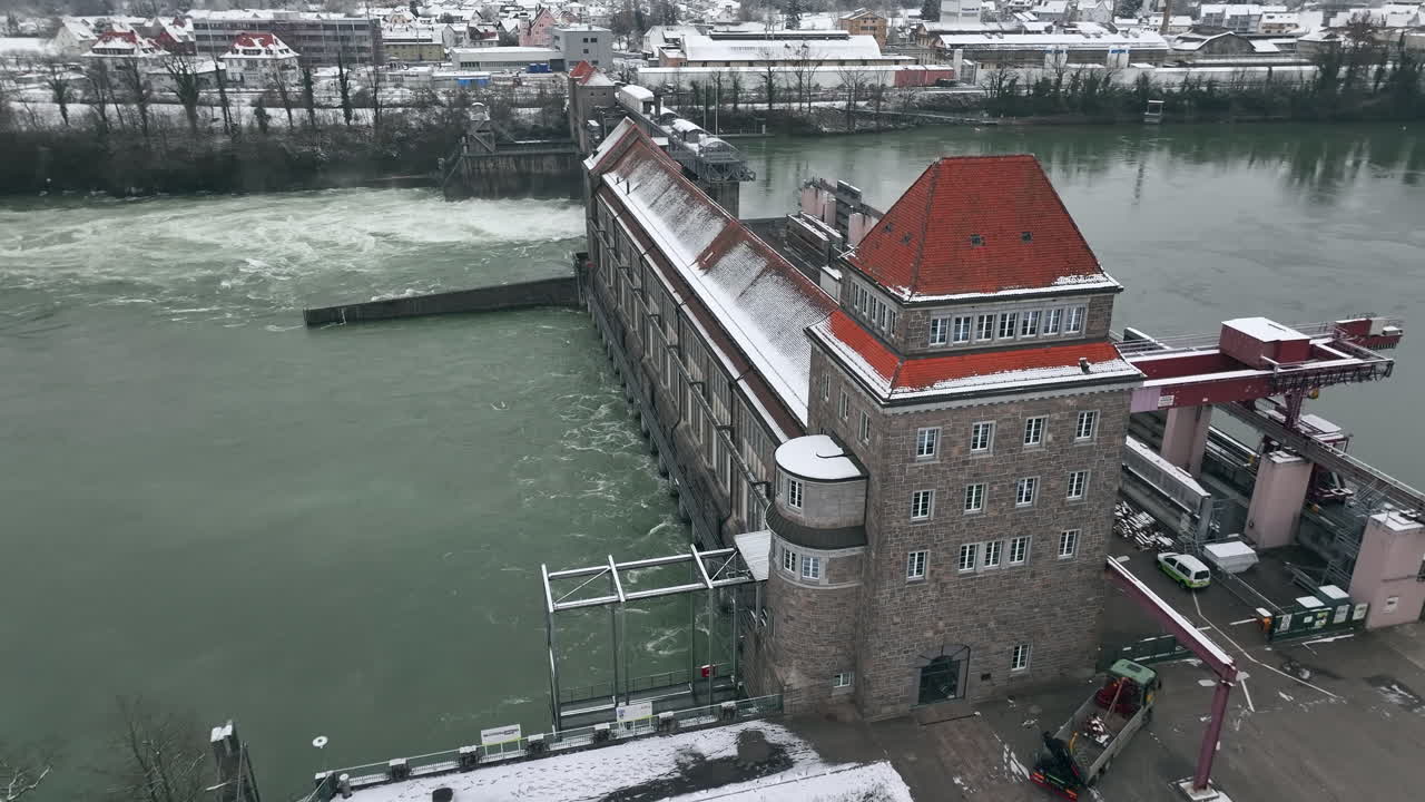 central hidroeléctrica tradicional de laufenburg durante las aguas altas en el rin en suiza