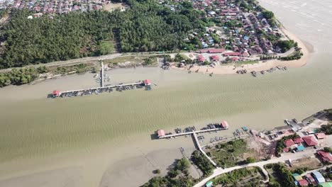 Ein-Fischerboot-Segelt-In-Kuala-Muda,-Der-Grenze-Zwischen-Kedah-Und-Penang.