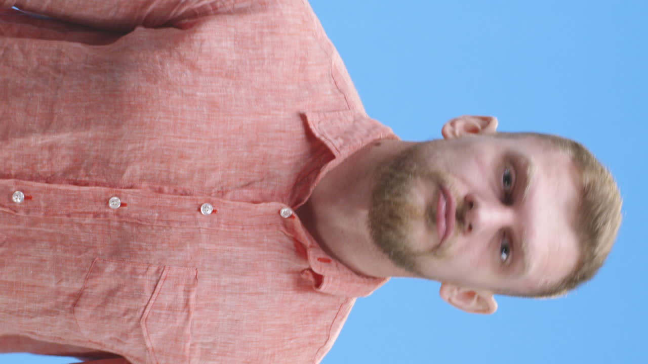 hombre con una expresión de sorpresa