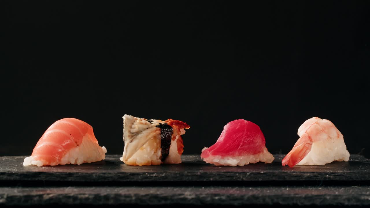 Piatto di sashimi, ristorante giapponese, fette fresche di tonno e salmone in un locale moderno, cibo tradizionale, piatto di pesce rosso crudo, omega 3