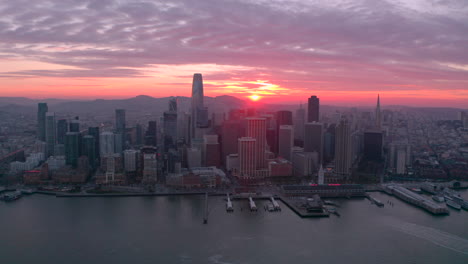 Toma-Aérea-Ascendente-Del-Paseo-Marítimo-De-San-Francisco-Al-Atardecer