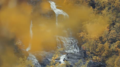 Una-Cascada-Sobre-El-Bosque-Noruego-De-Otoño