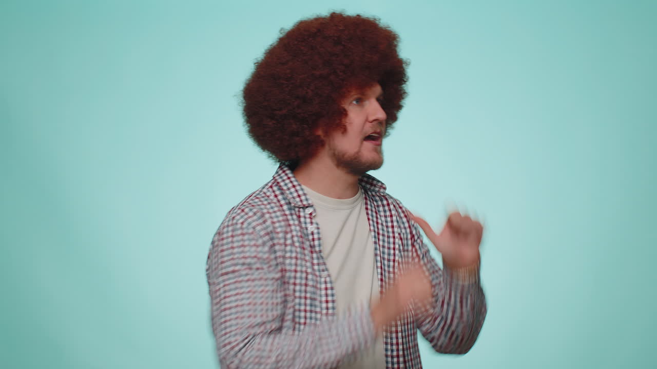 hombre expresivo sosteniendo las manos cerca de la boca gritando en voz alta, gritando, gritando anuncia descuentos venta