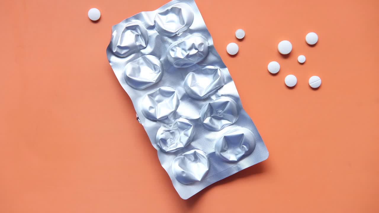 빈 알약 패키지와 알약