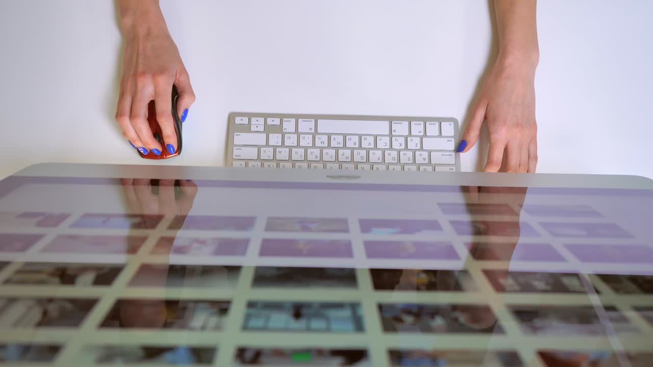 una redactora que navega por internet en busca de imágenes