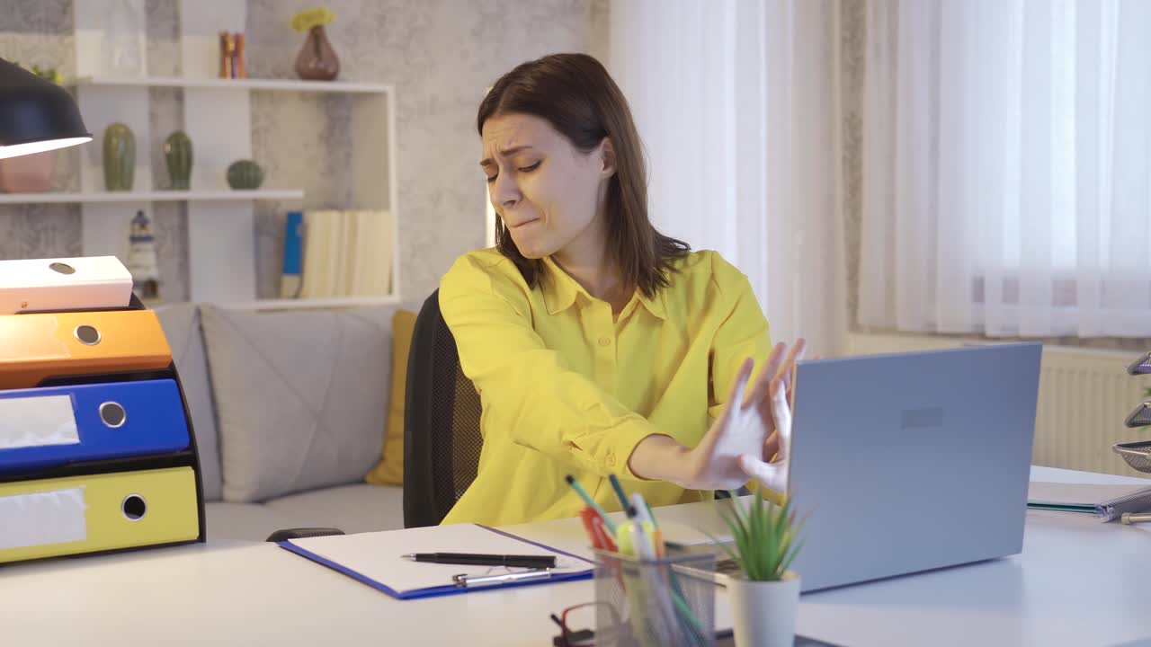 joven mujer de negocios trabajando en una computadora portátil en la oficina de casa sintiéndose muy decepcionada y molesta.
