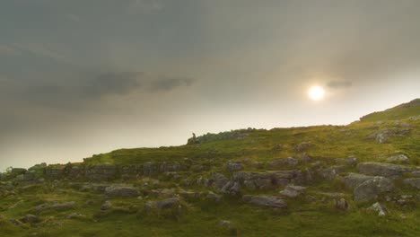 Lapso-De-Tiempo-De-Excursionistas-En-Los-Valles-De-Yorkshire,-Inglaterra-Con-Sol-Poniente