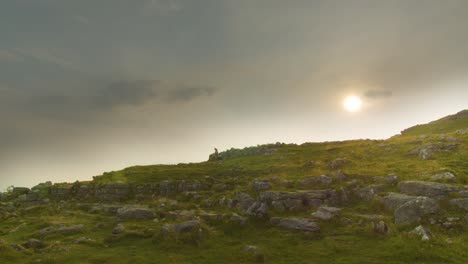lapso de tiempo de excursionistas en los valles de yorkshire, inglaterra con sol poniente