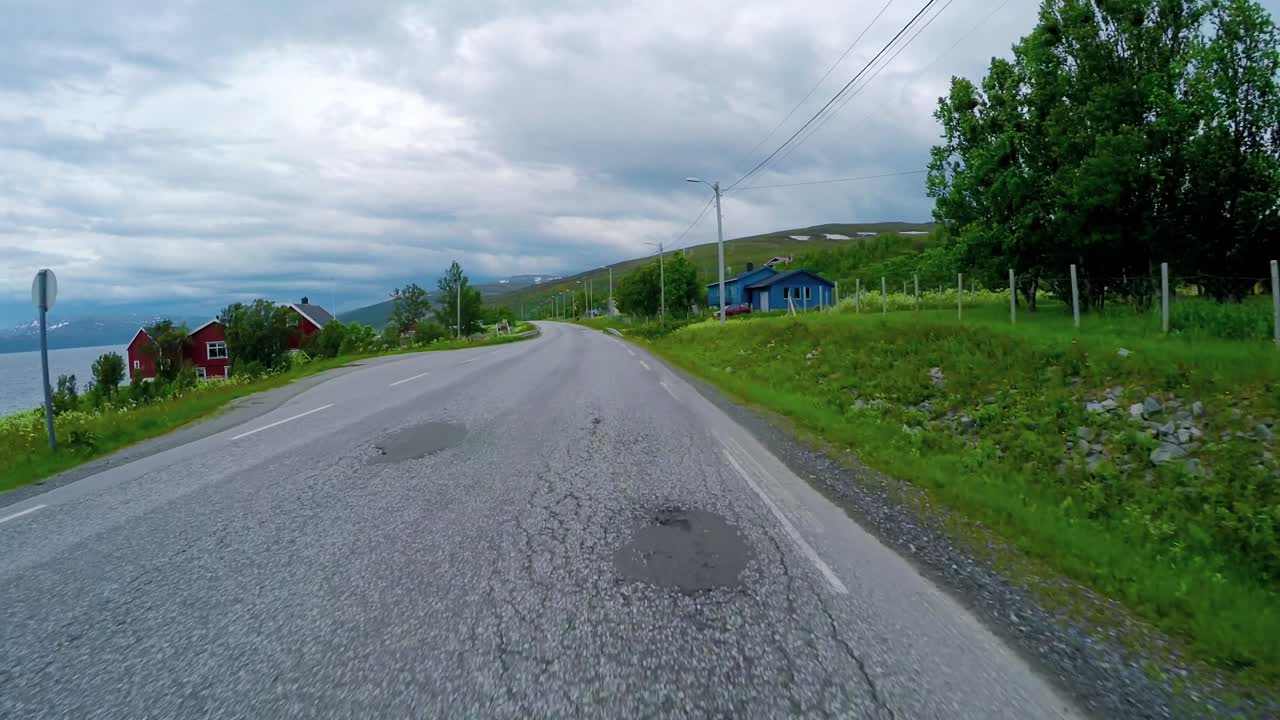 노르웨이 도로에서 차를 운전하다