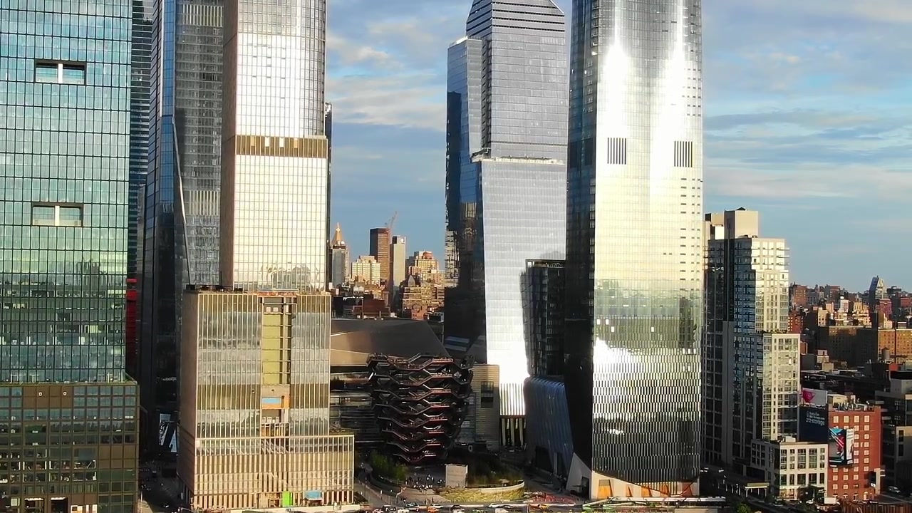 Vista do Skyline de Nova York com arranha-céus e luz do entardecer