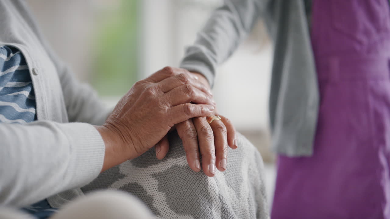 niña pequeña tomándose de la mano con la abuela niño mostrando compasión por la abuela disfrutando del amor de la nieta concepto de apoyo familiar personas irreconocibles 4k