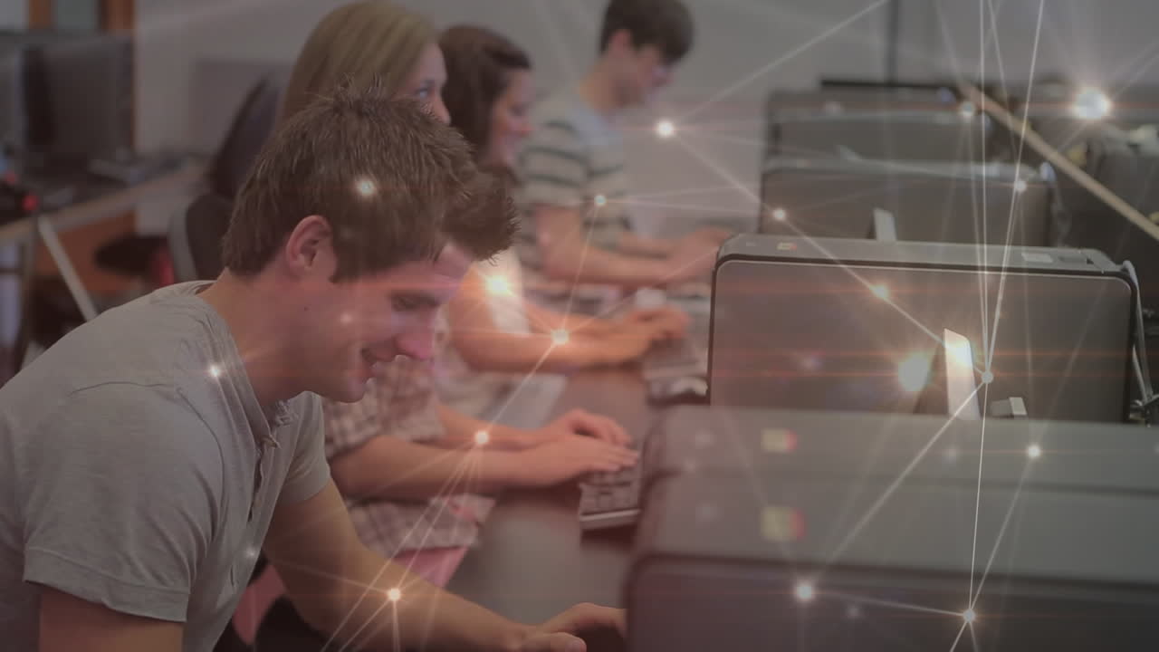 анимация сети соединений над портретом белого мальчика, использующего компьютер, улыбающегося в колледже