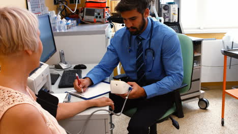 el médico chequeando la presión arterial del paciente