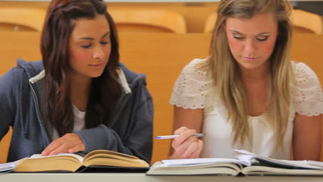 Vier-Studenten-Arbeiten-Und-Lächeln-Zusammen