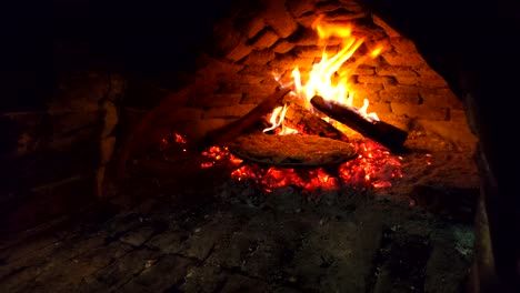 Horno-De-Leña-Con-Pizza-Dentro-Para-Hornear