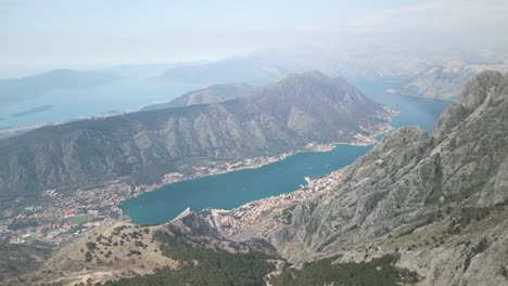 Luftdrohnenaufnahme-Hoch-über-Der-Bucht-Von-Kotor,-Montenegro