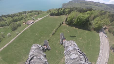 Der-Blick-Auf-Die-Wunderschöne-Schweiz-Beim-Gleitschirmfliegen-In-Der-Luft---Luftaufnahme