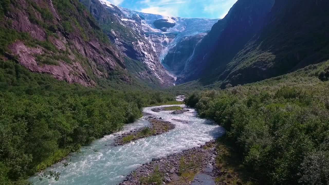 la hermosa naturaleza noruega del glaciar kjenndalsbreen.
