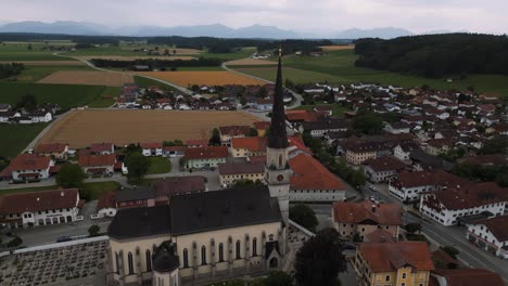 Bayerisches-Dorf-Palling-In-Der-Nähe-Von-Chiemsee-Und-Traunstein-Mit-Katholischer-Kirche,-Pfarrkirche-Mariä-Geburt,-Friedhof-Und-Turm