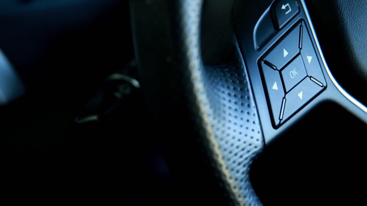 салон автомобиля с рулем 4k