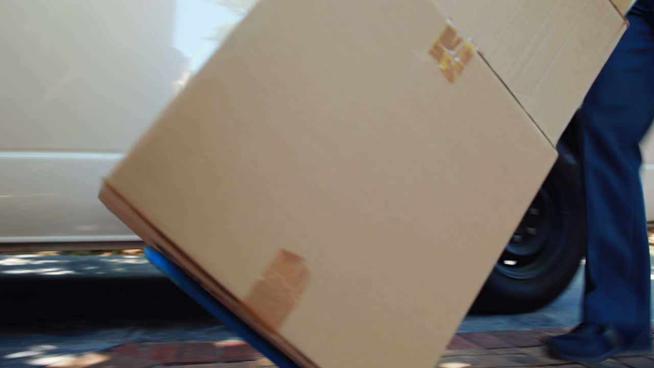 hombre de reparto que lleva paquetes