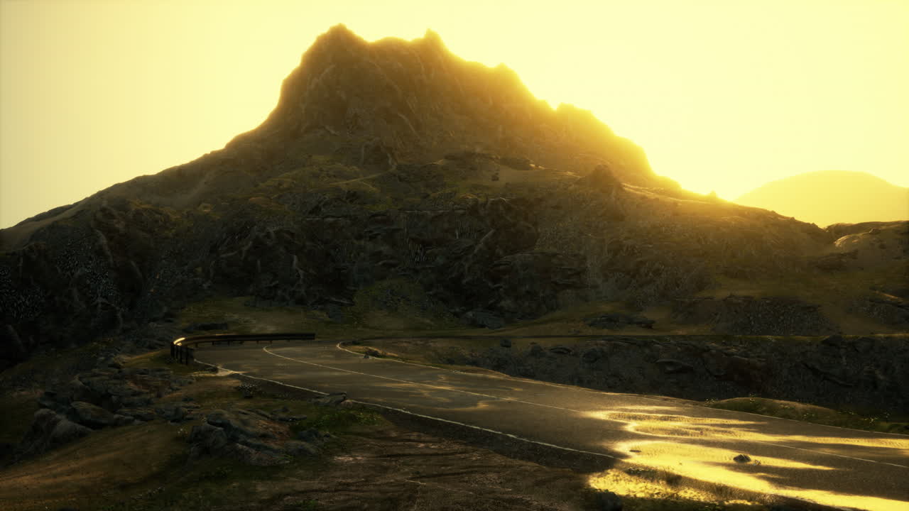 panorámico camino de montaña al atardecer