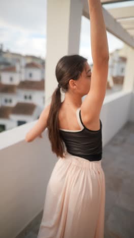 bailarina de ballet en el balcón