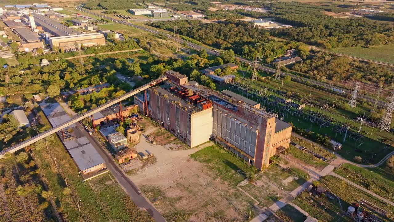 Ripresa aerea di degrado industriale in un paesaggio verde, Ungheria