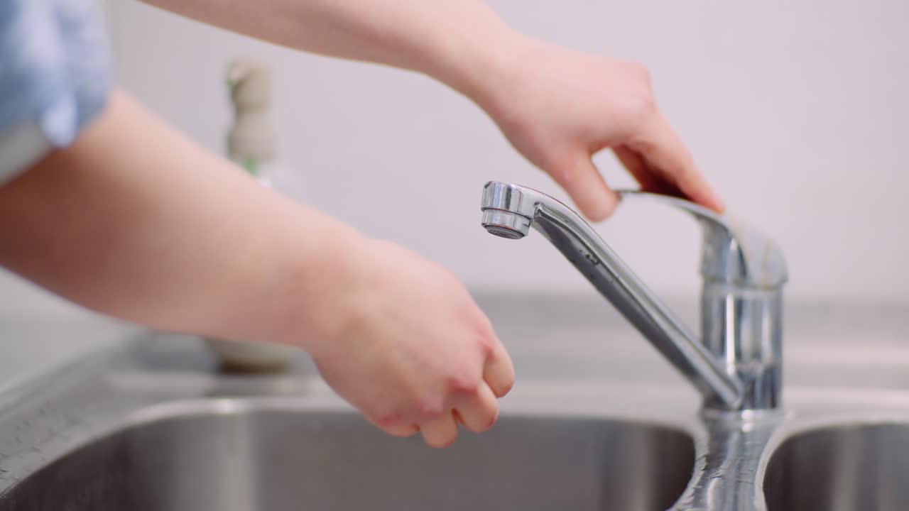 Dottoressa disinfetta le mani al lavandino 2