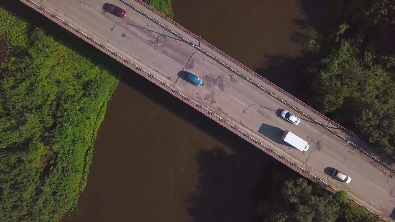 자동차 와 함께 강 을 가로지르는 다리 의 공중 사진