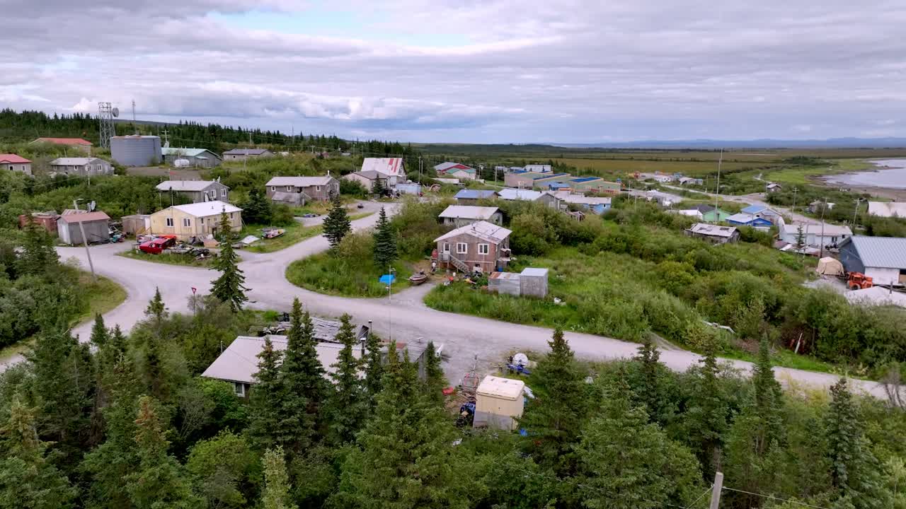 empuje aéreo lento sobre las casas en koyuk alaska