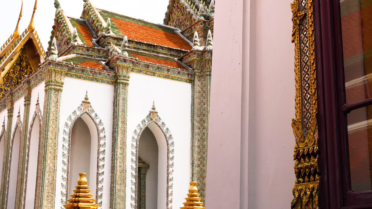 Dettagli architettonici di un tempio di Bangkok