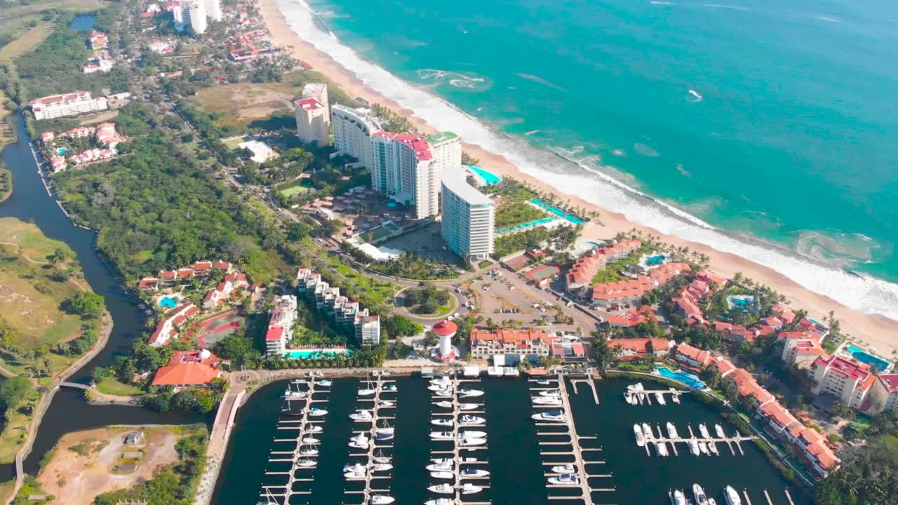 puerto de ixtapa. marina de zihuatanejo con drone. playa