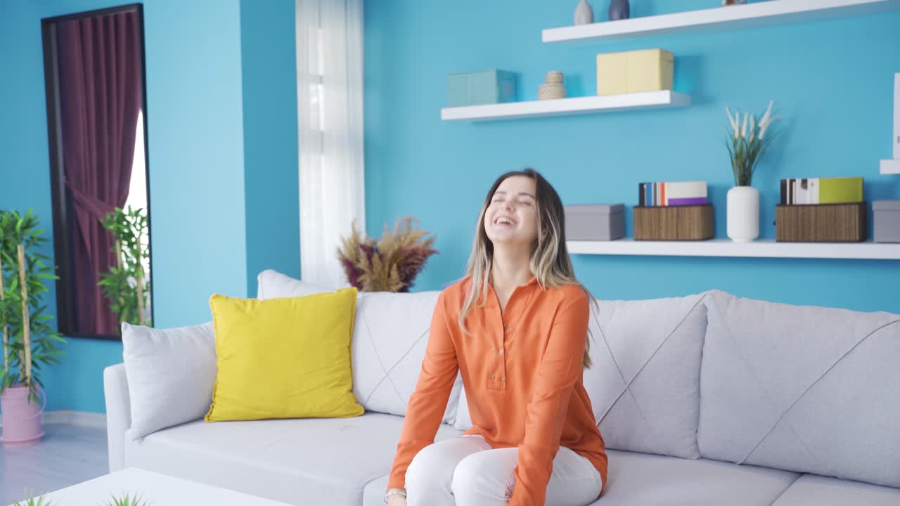 귀 ⁇ 고 아름다운 젊은 여성은 집에서 행복하고 평화롭습니다.