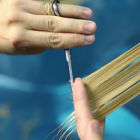 el estilista se muere el cabello.