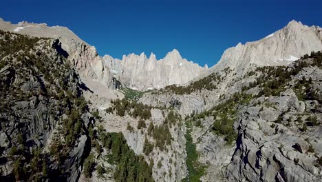 Increíble-Vista-Aérea-Sobre-El-Majestuoso-Monte-Whitney,-El-Pico-Más-Alto-De-Estados-Unidos-Bajo-Un-Cielo-Despejado-De-Verano,-Sierra-Nevada-California-Estados-Unidos