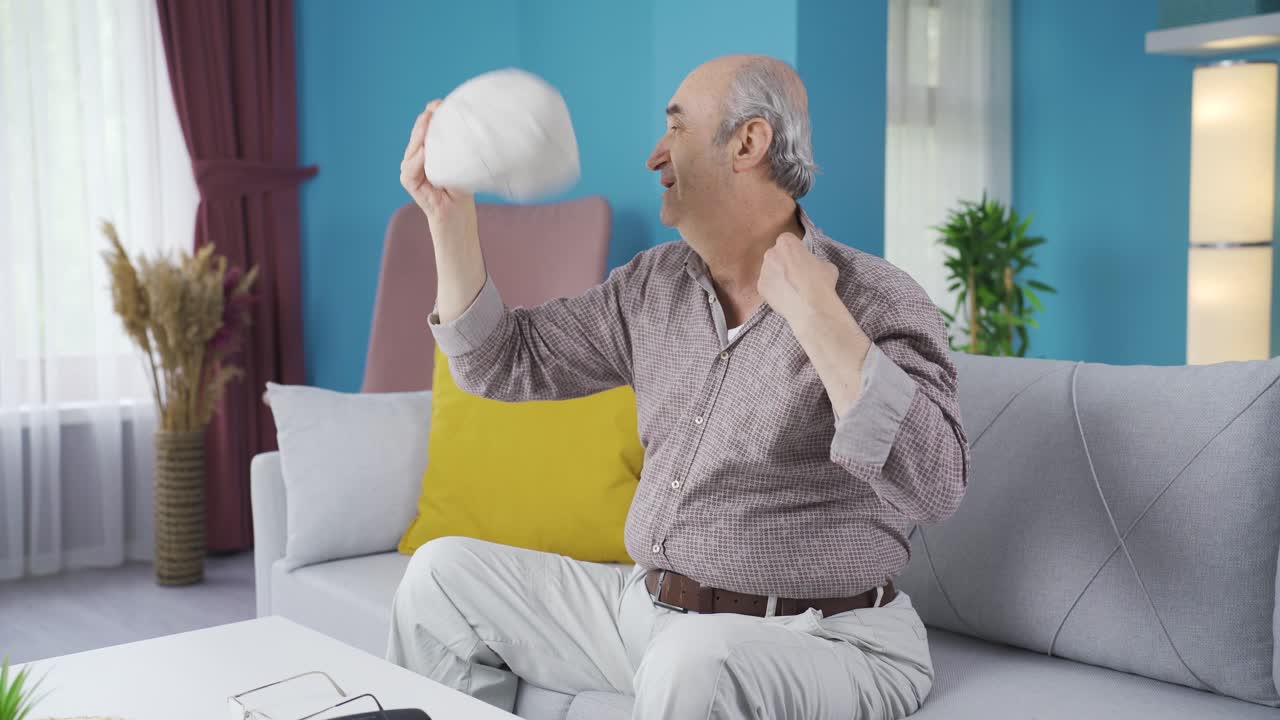 공기 온도 때문에 집에서 질식하는 노인.