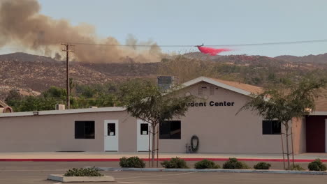 avión tratando de extinguir un incendio en una colina