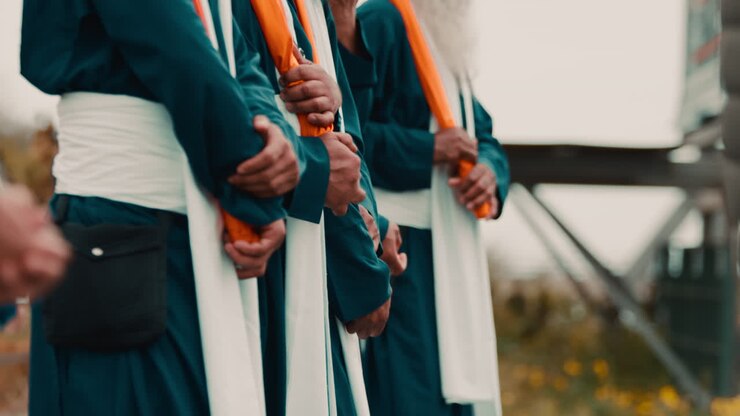 Soldati indiani camminano per la strada durante la celebrazione religiosa del Vaisakhi