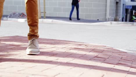 primer plano de las piernas que caminan